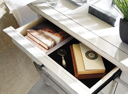 Kanwyn Panel Bedroom Set with Storage Bench